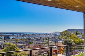 Property grounds - Harbor View - stunning 3 Bedroom 2 and Half Bath (San Diego)