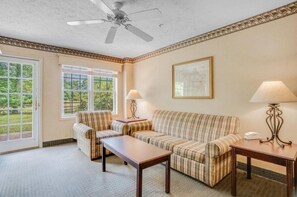 Living area - Cozy Condo in Beautiful Lake Harmony, Pocono Mountains (Lake Harmony)