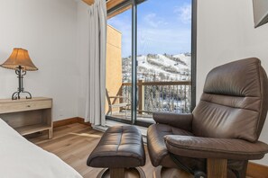Interior - Club-B211: Fully Renovated, Panoramic Mountain Views, Prv W/D, Ski In Ski Out (Steamboat Springs)