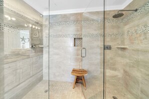 Shower, towels - Gulf Front-Amazing Views! Close to Dining & Shopping Crystal Dunes 404 (Destin)