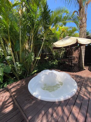 Outdoor spa tub