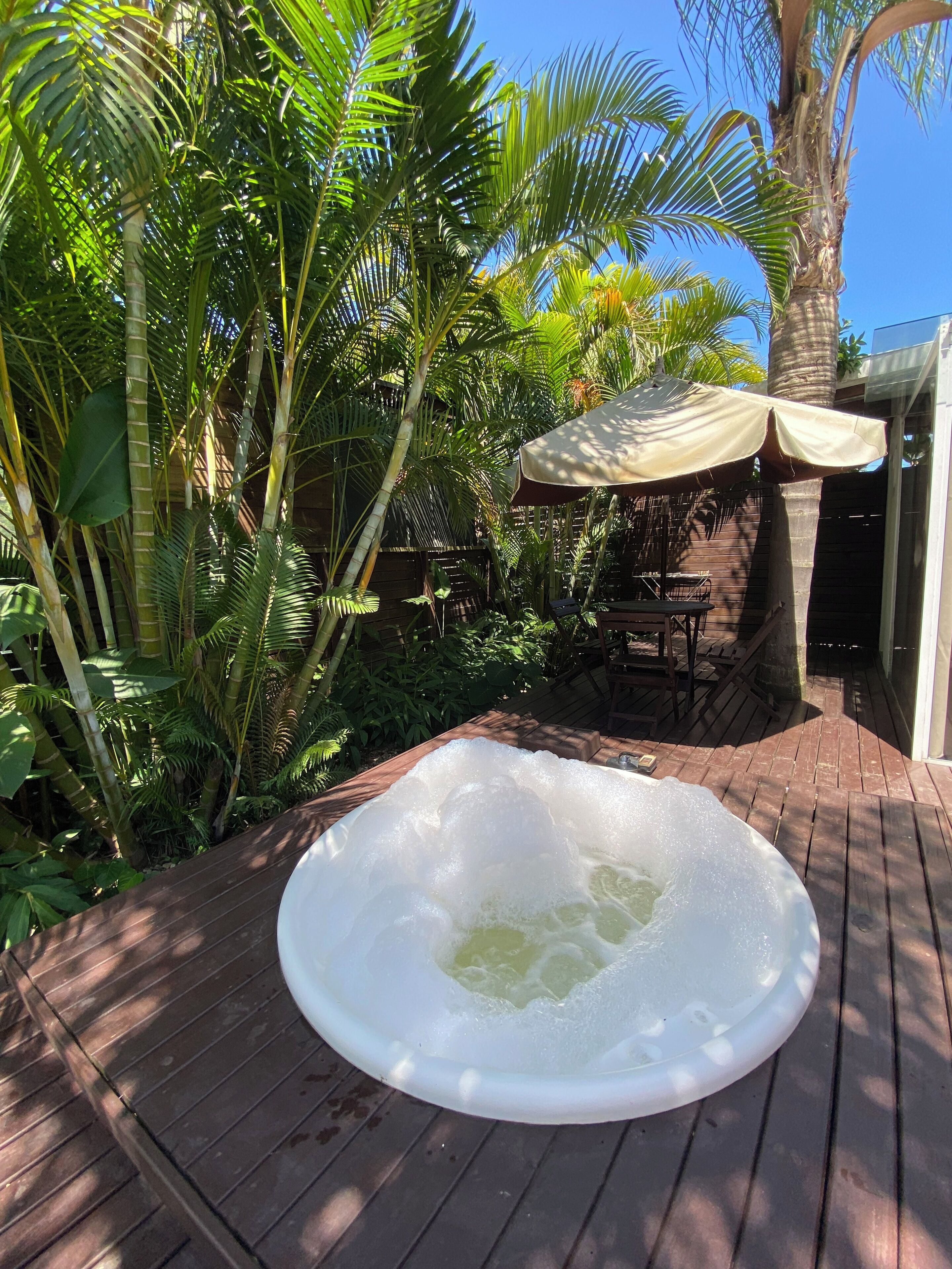 Bañera de hidromasaje al aire libre