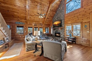Smart TV, fireplace, video games, offices - Johnny's Lakeside Hideaway - Private Dock | Hot Tub | Game Room (Morganton)