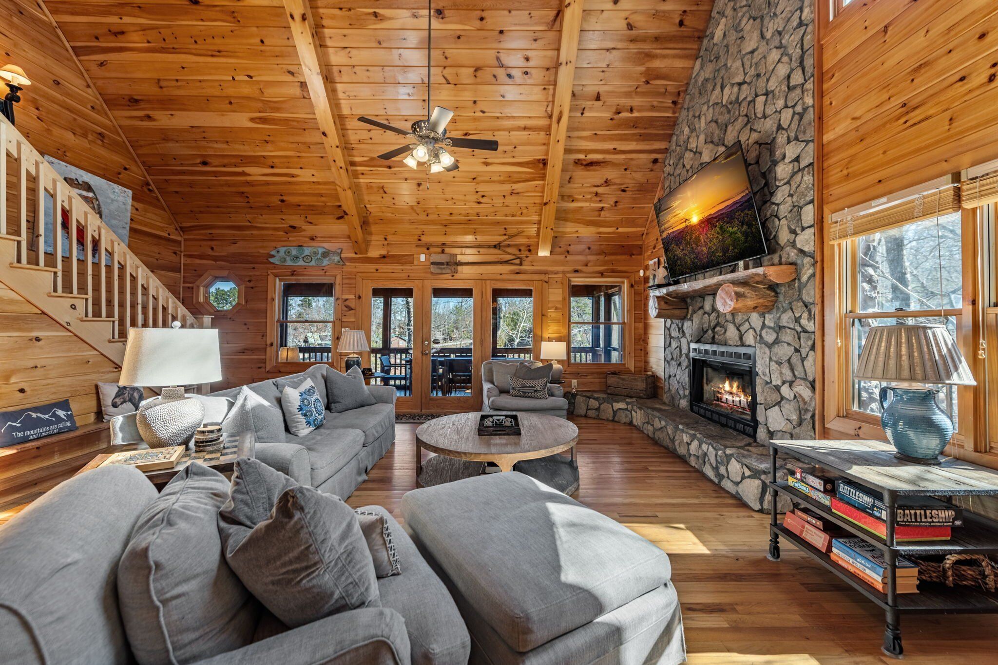 تلفزيون ذكي، مدفأة، ألعاب فيديو، مكتب