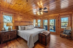 3 bedrooms, desk, iron/ironing board, free WiFi - Johnny's Lakeside Hideaway - Private Dock | Hot Tub | Game Room (Morganton)