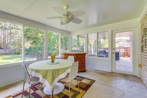 Dining - Near Beach • Covered Patio • FirePit+Grill • Yard (Navarre)