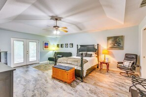 4 Schlafzimmer, Schreibtisch, Bügeleisen/Bügelbrett, Reisekinderbett