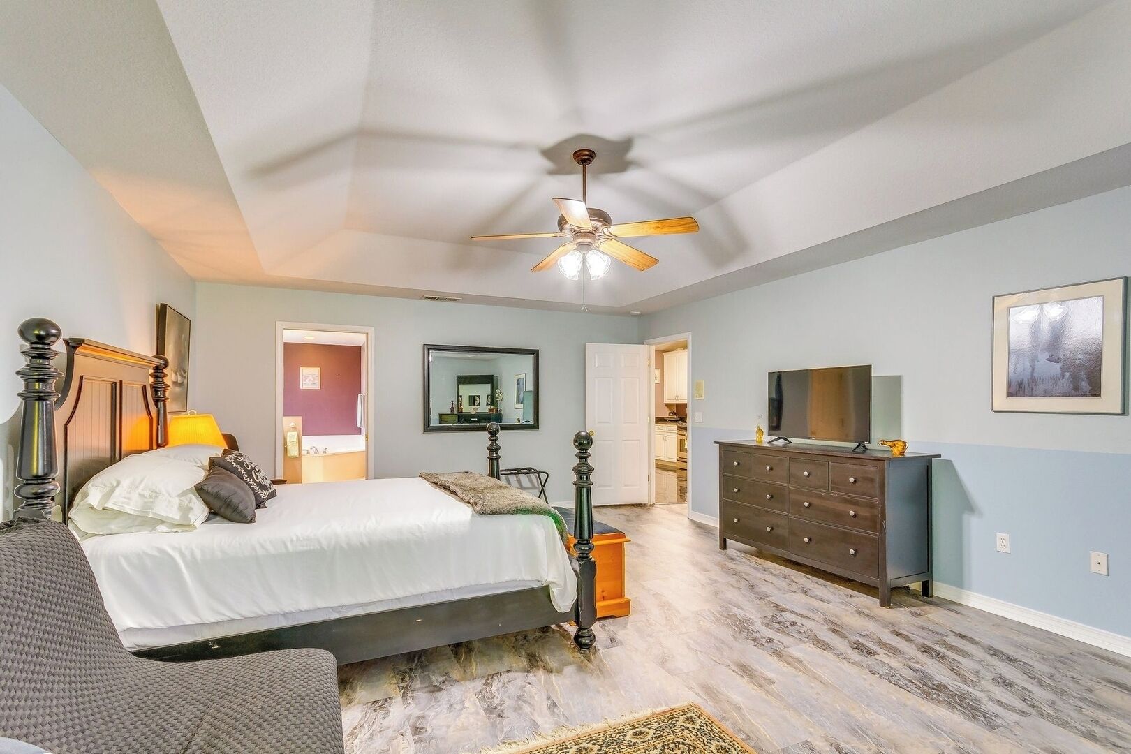 4 habitaciones, escritorio y tabla de planchar con plancha 