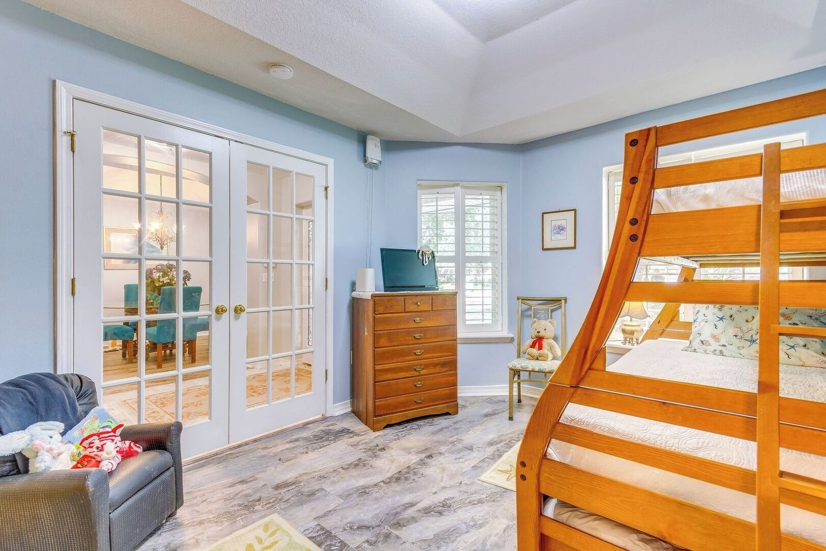 4 slaapkamers, een bureau, een strijkplank/strijkijzer, reisbedje