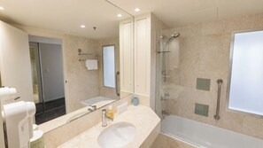 Hair dryer - Central Located 2 Double-bed Hotel Room in Surfers (Surfers Paradise)