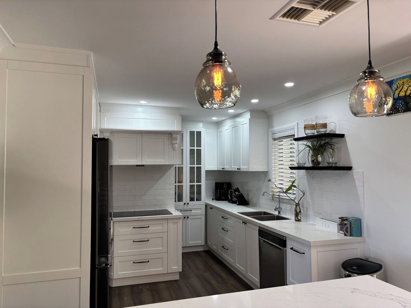 Kühlschrank, Mikrowelle, Ofen, Herdplatte