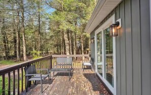 Terrace/patio - 3-bedroom house in charming Blakeslee, Hot tub, Lake access, Major Ski Resorts. (Blakeslee)