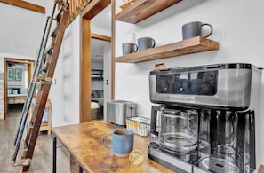 Interior - 3-bedroom house in charming Blakeslee, Hot tub, Lake access, Major Ski Resorts. (Blakeslee)
