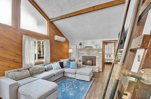 TV, fireplace - 3-bedroom house in charming Blakeslee, Hot tub, Lake access, Major Ski Resorts. (Blakeslee)
