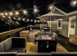 Outdoor dining - 3-bedroom house in charming Blakeslee, Hot tub, Lake access, Major Ski Resorts. (Blakeslee)