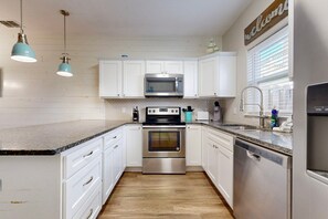 Fridge, microwave, oven, stovetop - BC302 Shared Heated Pool, Pet Friendly, Golf Cart Access (Port Aransas)