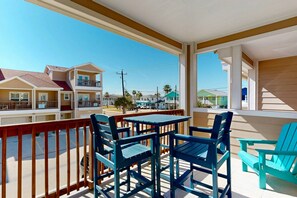 Outdoor dining - BC302 Shared Heated Pool, Pet Friendly, Golf Cart Access (Port Aransas)