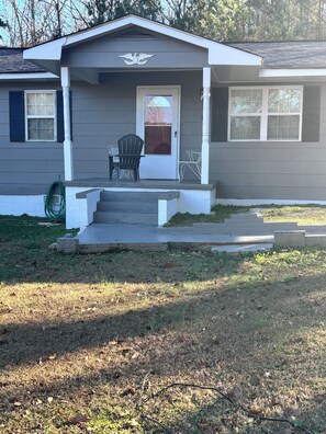 Exterior detail - Spacious Ranch Style 4-bedroom house in adorable Sylacauga (Sylacauga)