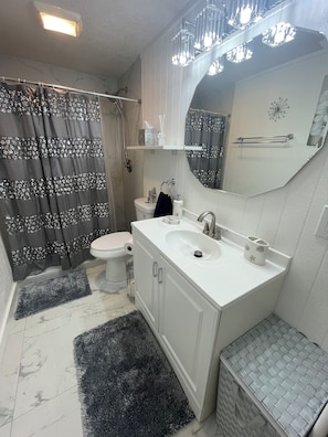 Een douche, een haardroger, handdoeken, zeep