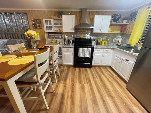 Cozy 1-bedroom house in pleasant Sarasota with AC