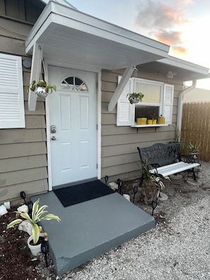 Terrace/patio - Cozy 1-bedroom house in pleasant Sarasota with AC (Sarasota)