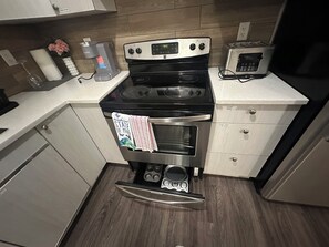 Microwave, oven, stovetop, dishwasher - Stylish Open Cozy & Contemporary Living Space (CPG)
