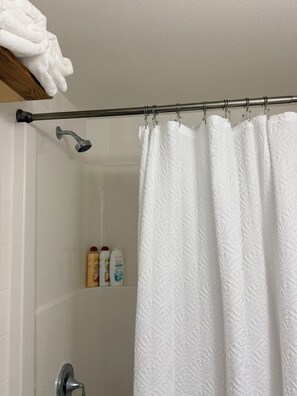 Secadora de cabello, toallas, jabón, papel de baño 