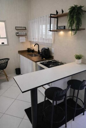 Private kitchen - Practical and cozy house in Vila Velha (2 guests) (Vila Velha)