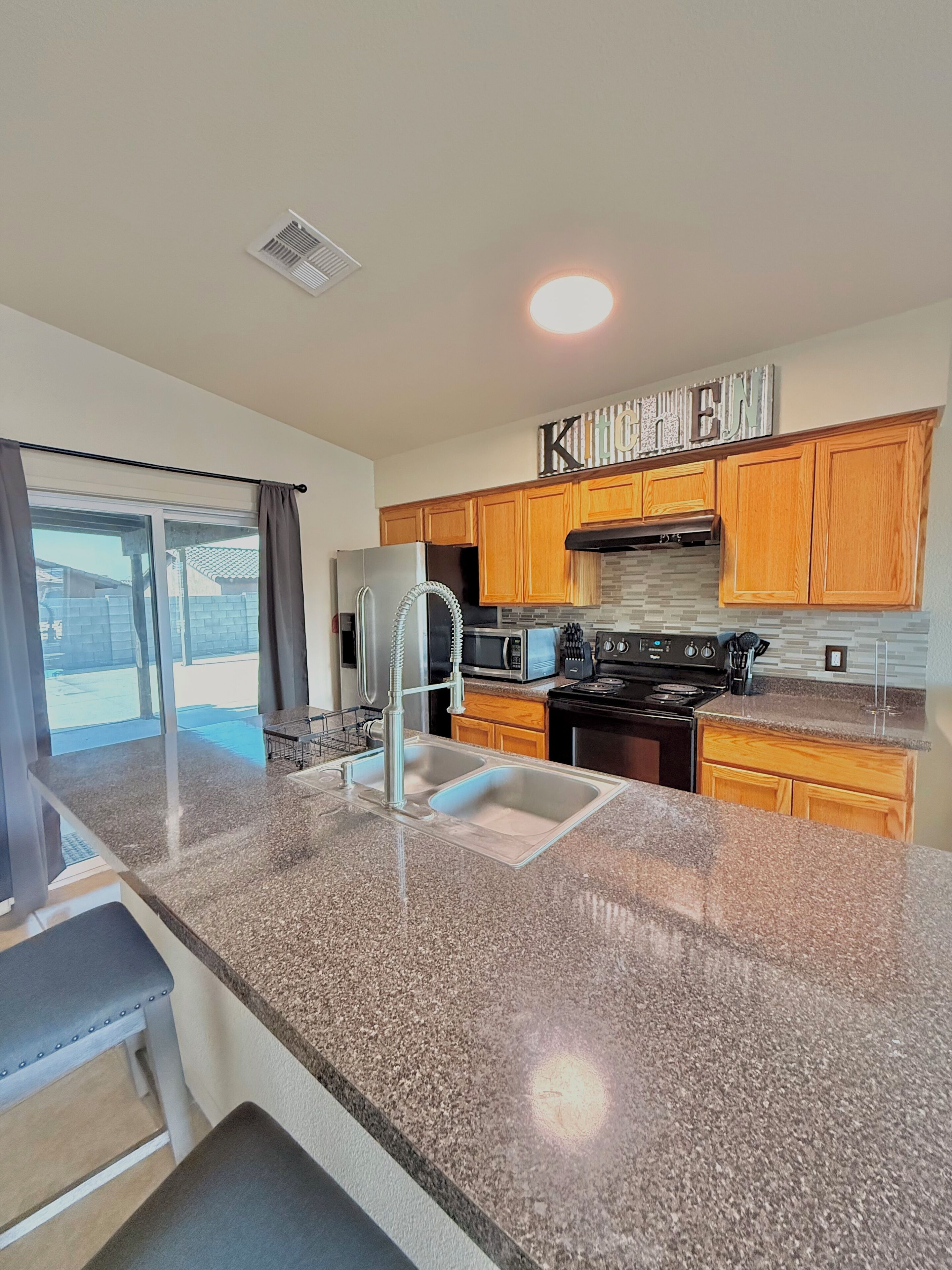 Four à micro-ondes, un four, surface de cuisson, lave-vaisselle