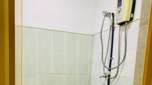 Ein kleines Badezimmer mit Toilette, Waschbecken und Duschkabine.