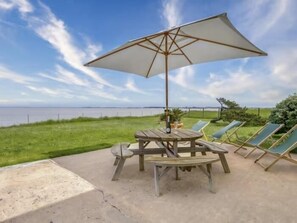 Outdoor dining - Charming villa on Île Madame, facing the ocean 3* (PORT DES BARQUES)