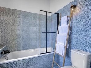 Shower, hair dryer, towels - Charming villa on Île Madame, facing the ocean 3* (PORT DES BARQUES)