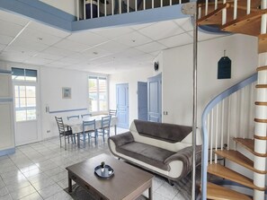 TV - Family home for 8 people, close to the sea (FOURAS)