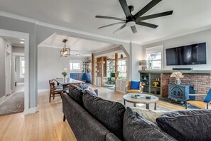 TV, fireplace - Modern Denver Resort l Private Spa & Walkability (Denver)