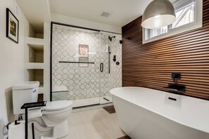 Shower, hair dryer, towels, soap - Modern Denver Resort l Private Spa & Walkability (Denver)