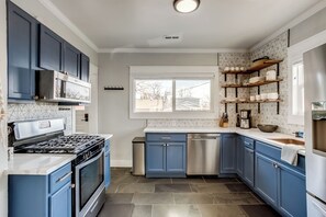 Microwave, oven, stovetop, dishwasher - Modern Denver Resort l Private Spa & Walkability (Denver)