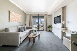 TV - Top Floor Tropical Escape | Pool | King Bed | Balcony (Darwin City)