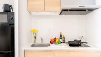 Kamar Twin Deluks | Dapur pribadi | Lemari es besar, microwave, kompor, dan peralatan masak/sendok-piring