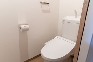Tomannsrom – deluxe | Bad | Kombinert dusj/badekar, toalettartikler (inkludert), hårføner og bidé