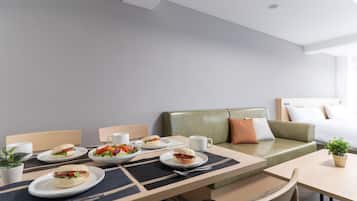 Deluxe Twin Room | In-room dining