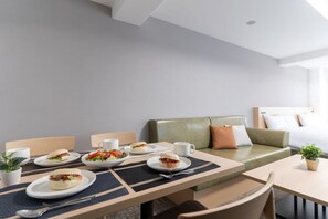 Deluxe Twin Room | In-room dining - Regale Namba Annex (Osaka)