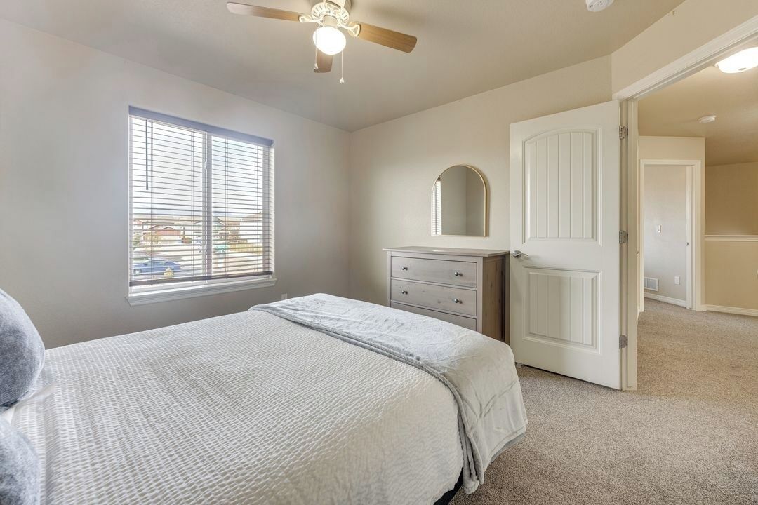 Escritorio, tabla de planchar con plancha, wifi gratis y ropa de cama 