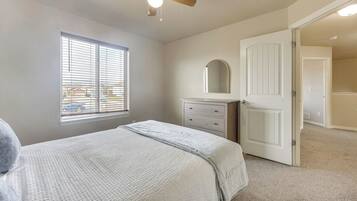 Escritorio, tabla de planchar con plancha, wifi gratis y ropa de cama