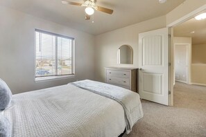 Escritorio, tabla de planchar con plancha, wifi gratis y ropa de cama 