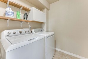 Interior - Private Yard • BBQ • Patio • Sleeps 8 • 4BR (Colorado Springs)