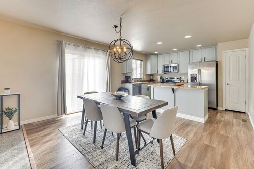 Private Yard • BBQ • Patio • Sleeps 8 • 4BR