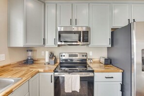 Fridge, microwave, oven, stovetop - Private Yard • BBQ • Patio • Sleeps 8 • 4BR (Colorado Springs)