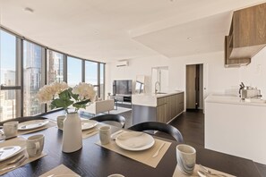 Apartamento superluxo, vista para a cidade | Opções para refeição