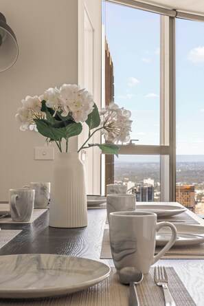 Luxury-Apartment, Stadtblick | Speisen