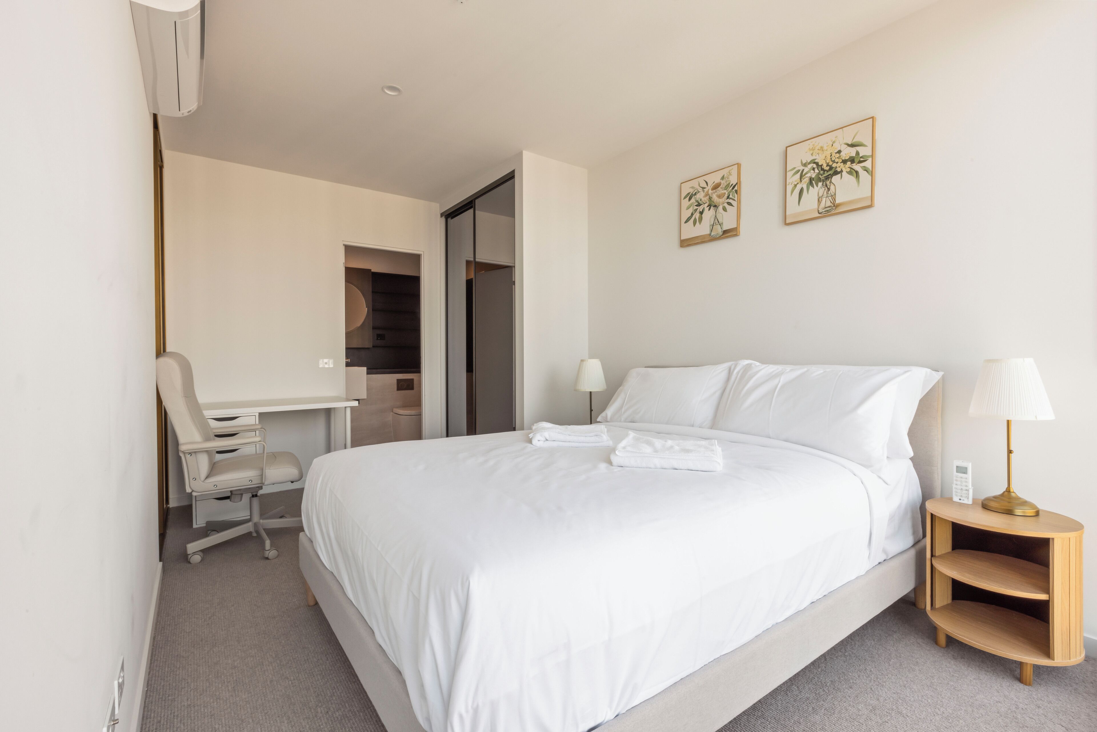 Een hotelkamer met een bed, een bureau en een stoel.